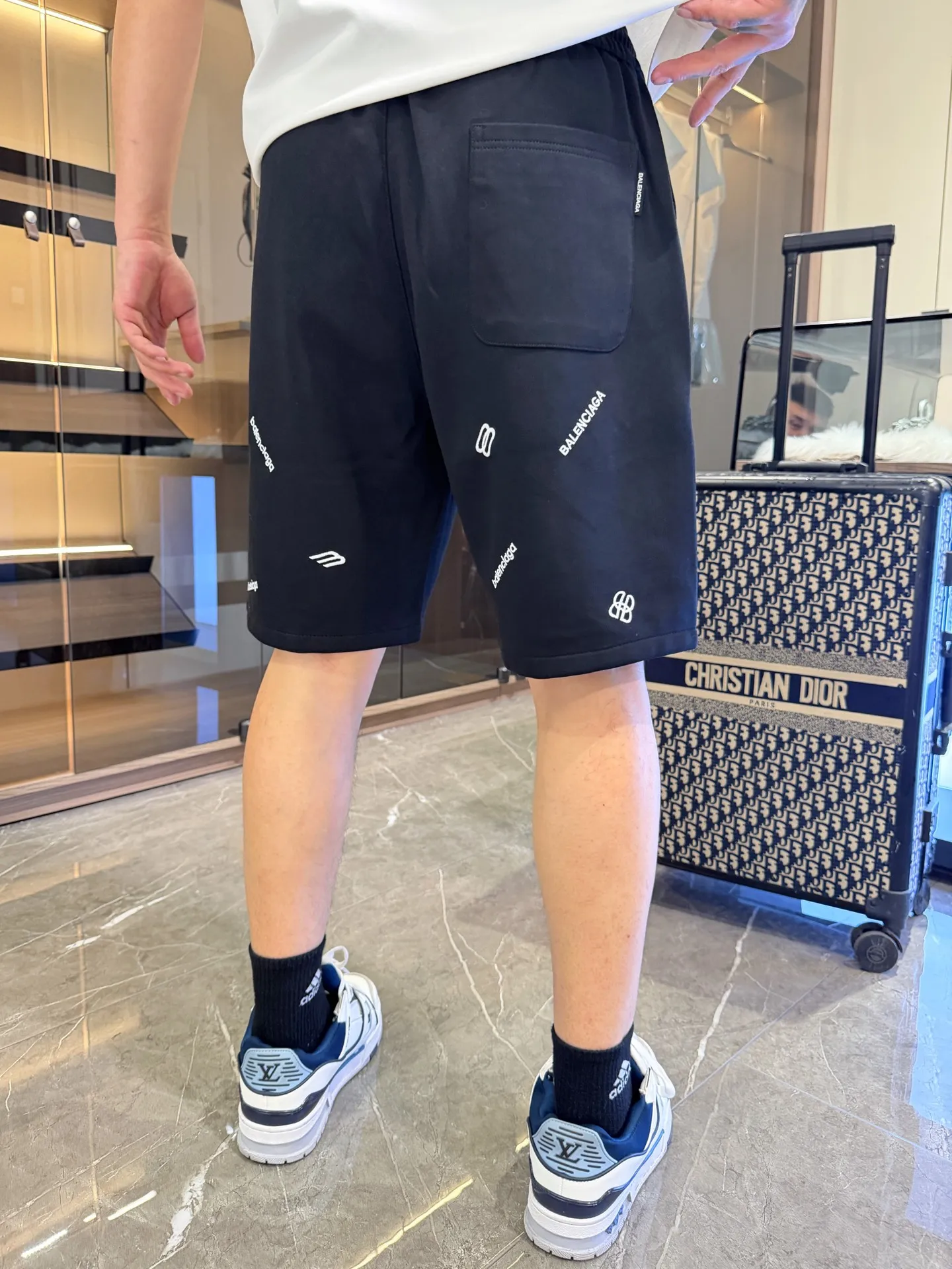 Balenciaga's three-standard complete 2026 summer New Arrival men's casual shorts, advanced custom-made Breathable fabric, Breathable fabric, extremely stretchy and comfortable, impeccable details, top-grade accessories, original logo design concept, delicate and soft feel! The upper body fit is awesome! Size: M-XXXL Please state your height and weight when ordering